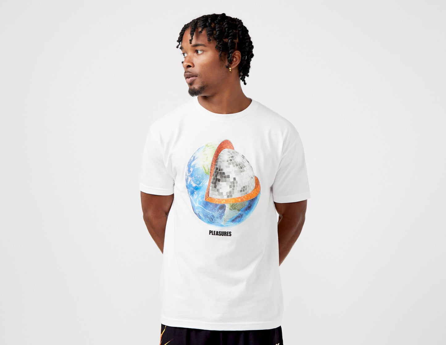 PLEASURES Dance T-Shirt | Algodón 100% | Vibra Disco Rebelde | Streetwear de Culto Venezuela