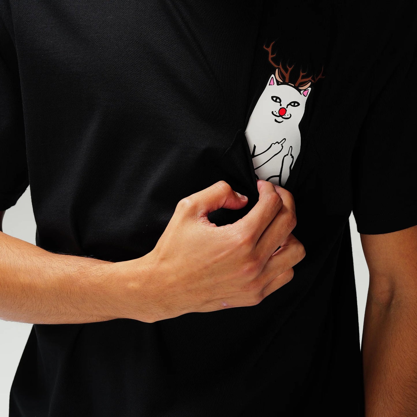 RIPNDIP | Lord Red Nose Pocket Tee | 100% Algodón 180 GSM | Colección Streetwear POW Flagship