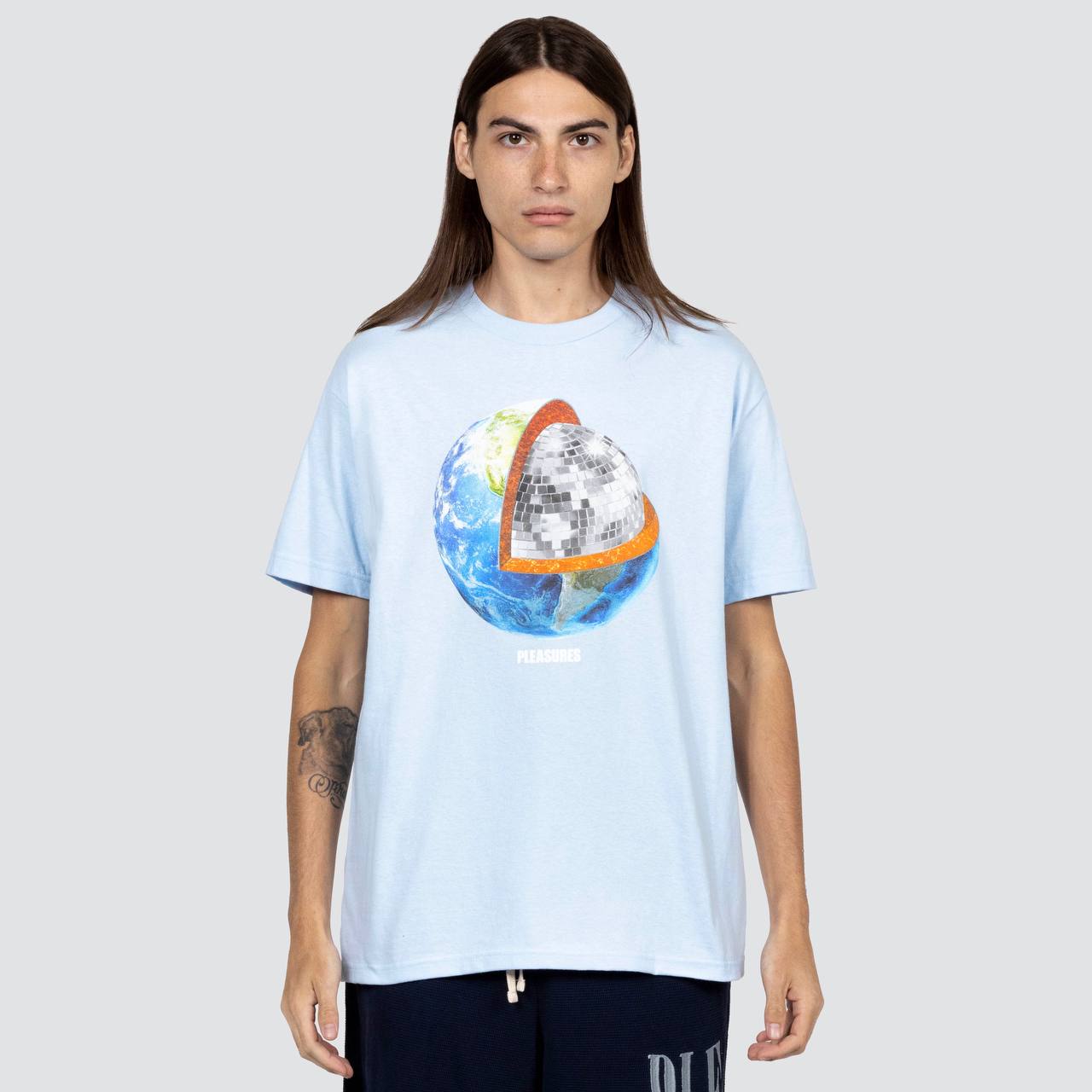 PLEASURES Dance T-Shirt | Algodón 100% | Vibra Disco Rebelde | Streetwear de Culto Venezuela