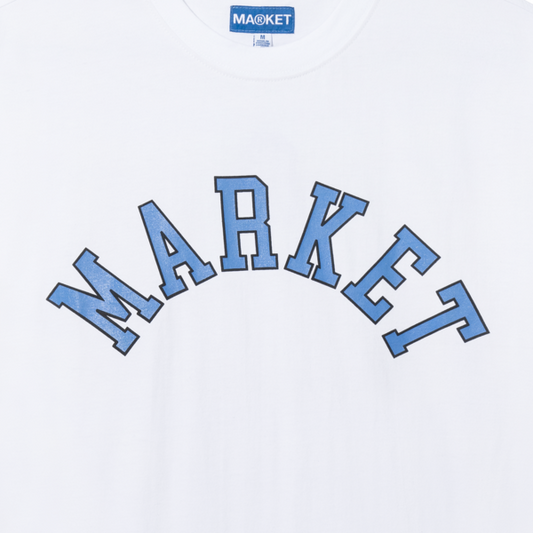 MARKET STUDIO | Camiseta Throwback Arc | Algodón 220 GSM | Diseño Retro LA |